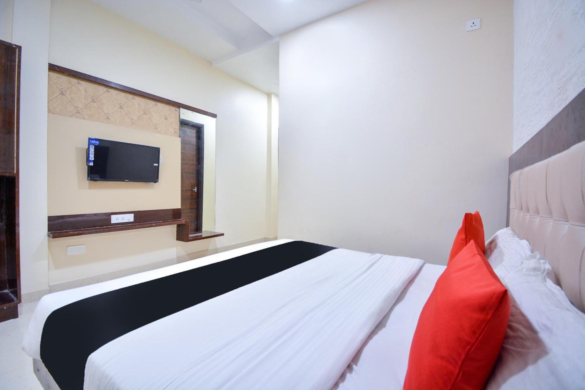 Capital O Moments Inn Амритсар Экстерьер фото