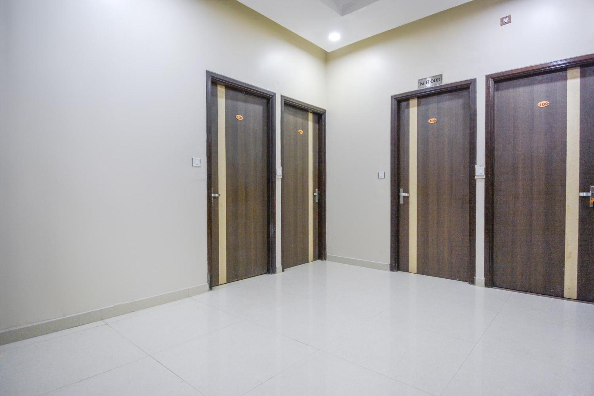 Capital O Moments Inn Амритсар Экстерьер фото