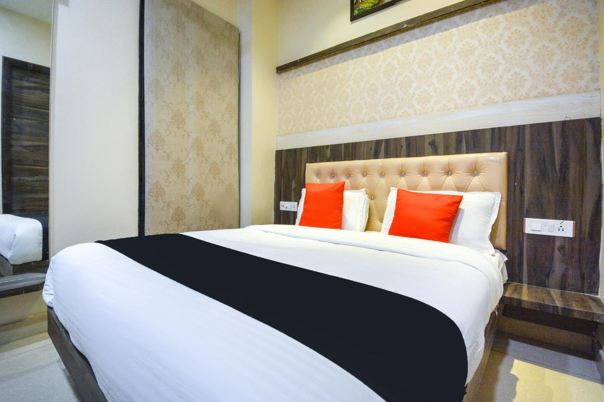 Capital O Moments Inn Амритсар Экстерьер фото