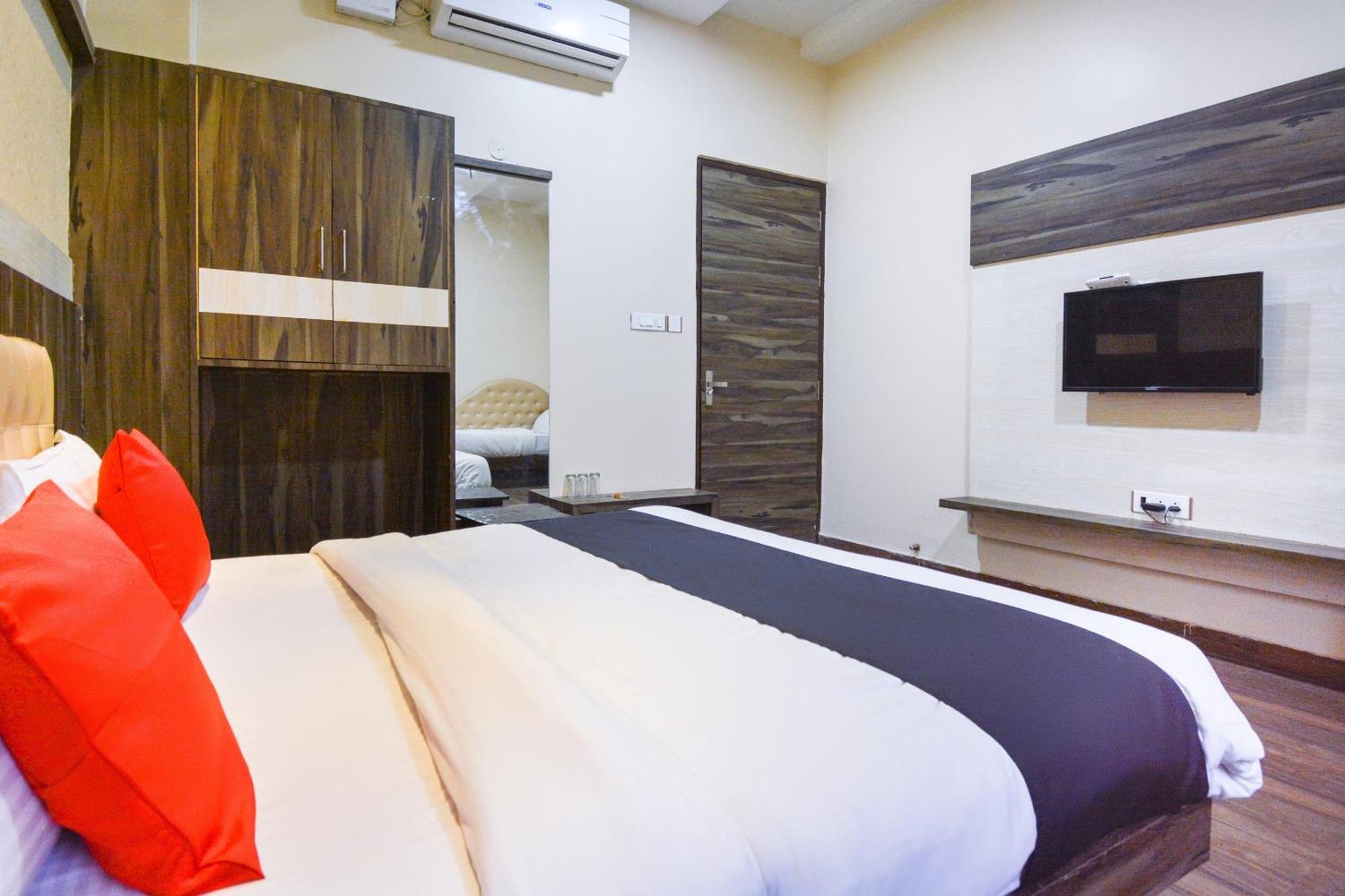 Capital O Moments Inn Амритсар Экстерьер фото